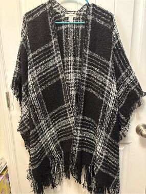 Kensie Black & White Plaid Fringe open Wrap. Woman’s One Size. 100% Acrylic.